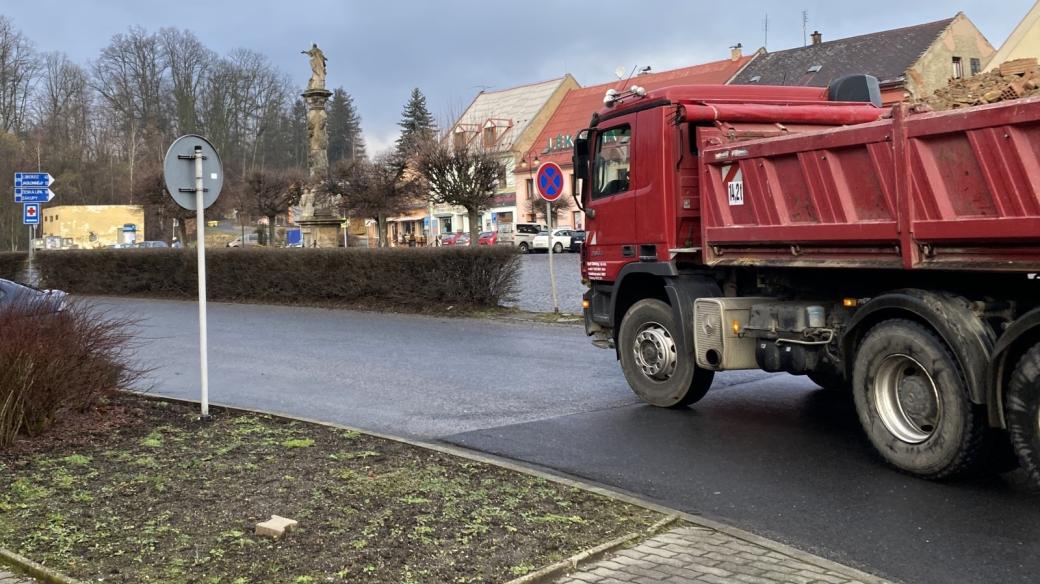 Náměstím v Mimoni vede prochází nezpoplatněná cesta na sever Čech, do Německa a Polska