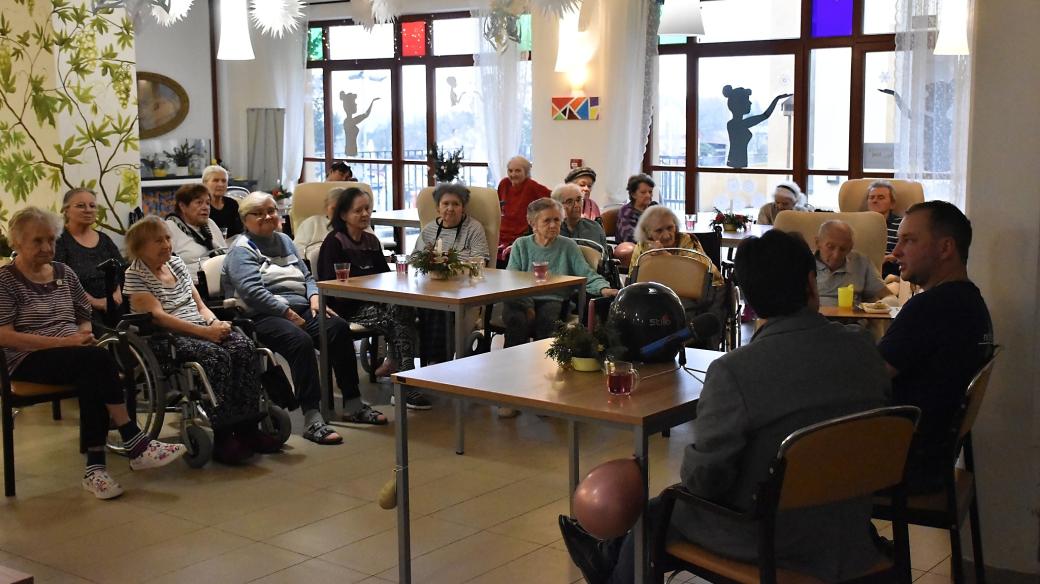 Automobilový závodník Věroslav Cvrček navštívil klienty Alzheimer centra na Sychrově