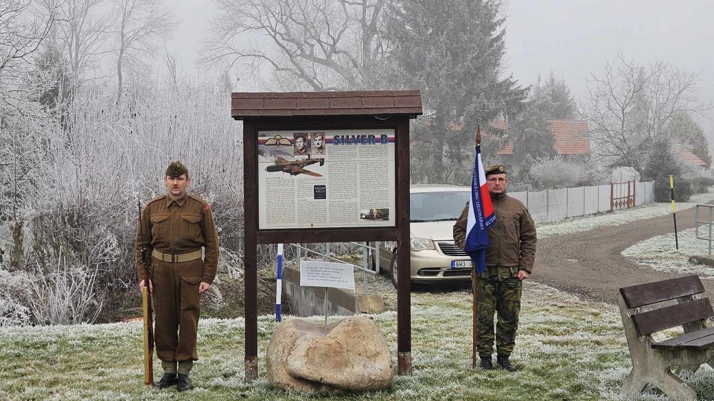 V Kasaličkách tradičně uctívají památku vojáků Vladimíra Škáchy a Jana Zemka ze skupiny Silver B