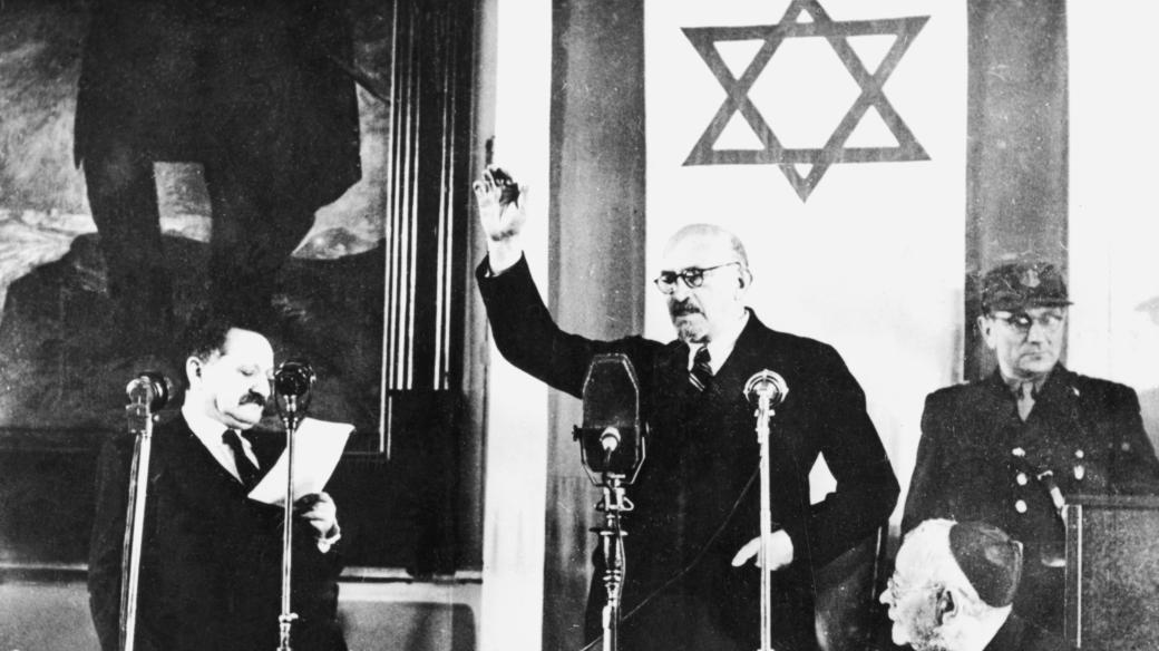 Chaim Weizmann skládá přísahu jako první prezident Izraele v roce 1948