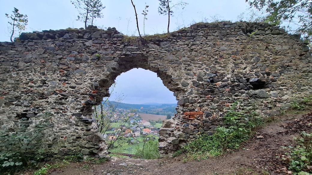 Pobořené hradby nabízejí krásné výhledy do okolní krajiny