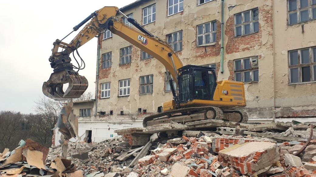 Demolice pavilonu G v areálu Nemocnice Karlovy Vary