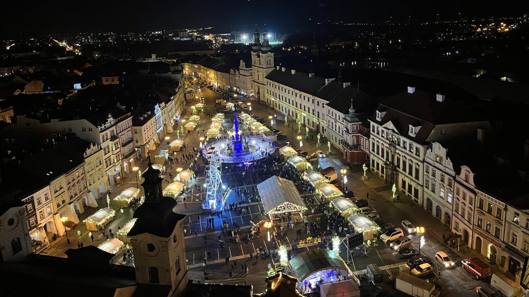 Rekordní návštěvnost na hradecké Bílé věži. V čase adventu nabízí nádherný pohled na Vánoční trhy