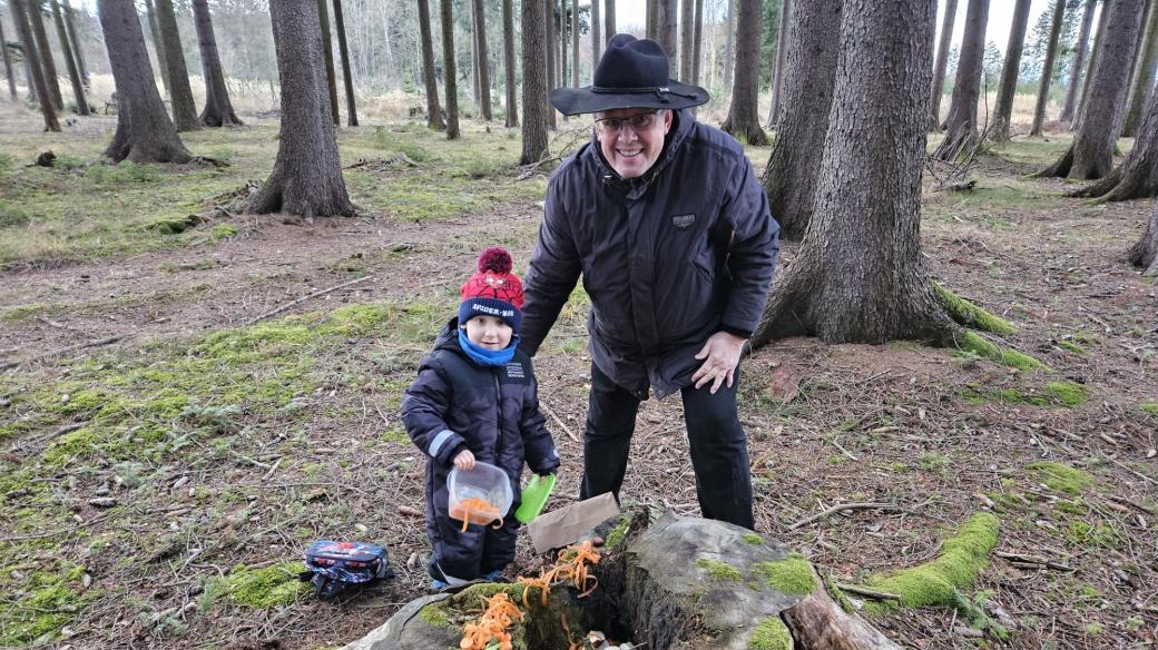 Zvěř o Vánocích chodí do lesa krmit i Jiří z Jihlav s vnukem Bartolomějem