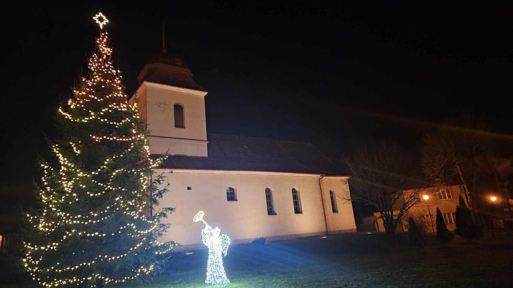 V Albrechticích nad Orlicí odpočítává čas do Vánoc originální "sousedský" adventní kalendář