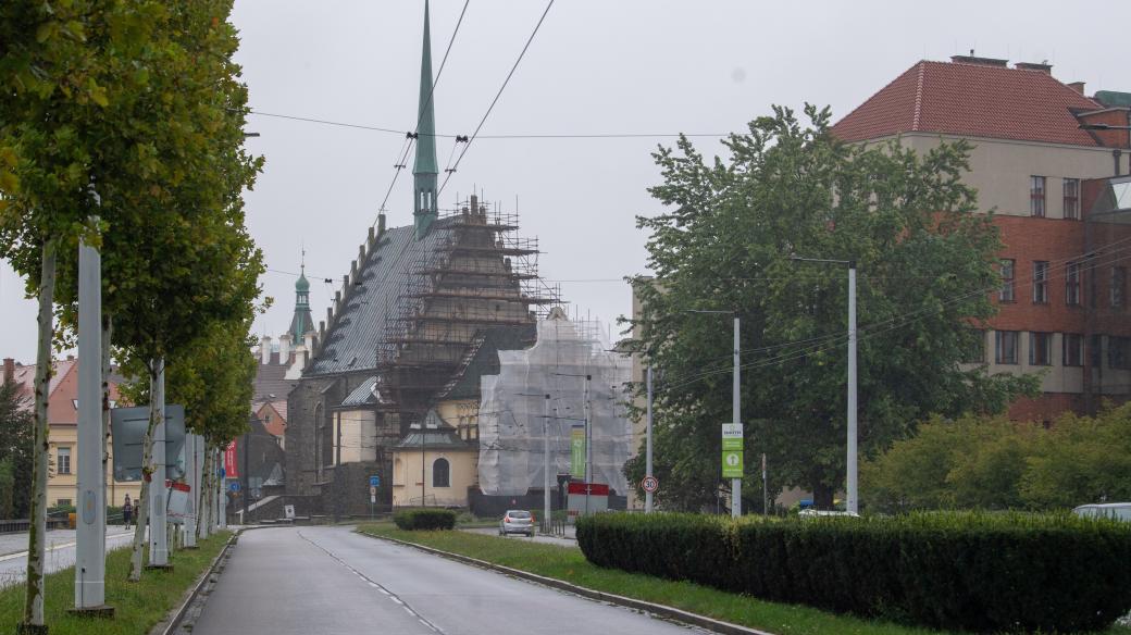 Už nebude okrový. Kostel sv. Bartoloměje v Pardubicích při rekonstrukci mění barvu na šedou