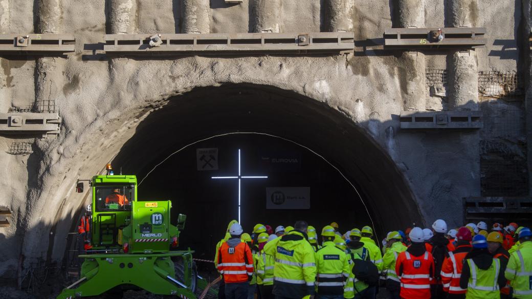 Na svátek Barbory umístili sošku patronky na čelní straně hloubeného tunelu Homole