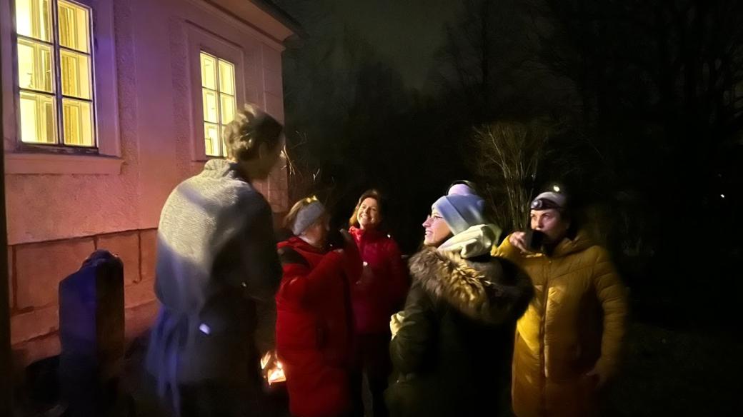 Ve Václavicích tráví letos advent u adventních okének, sousedé se každý den schází u někoho jiného