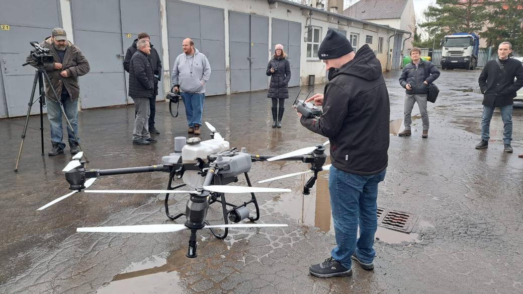 Postřikovací dron má pomoct s přemnoženými komárůmy v okolí Litovle