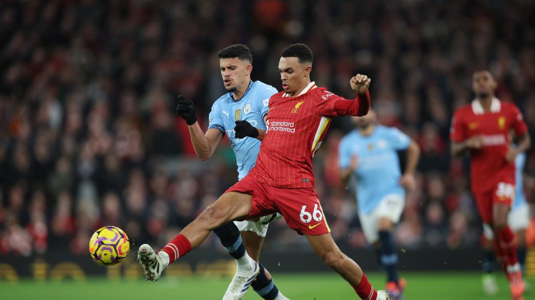 Ve šlágru 13. kola Premier League dominoval Liverpool proti Manchesteru City a vyhrál 2:0