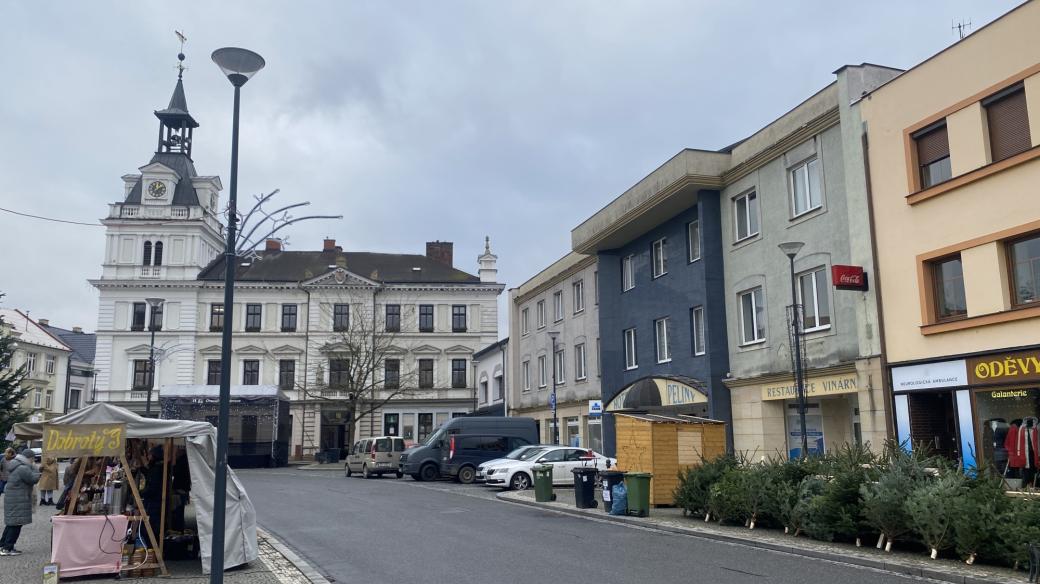 Hotel Peliny stojí na místě původního hostince U Rozlilků a na jeho stavbu padly i dva historické domy