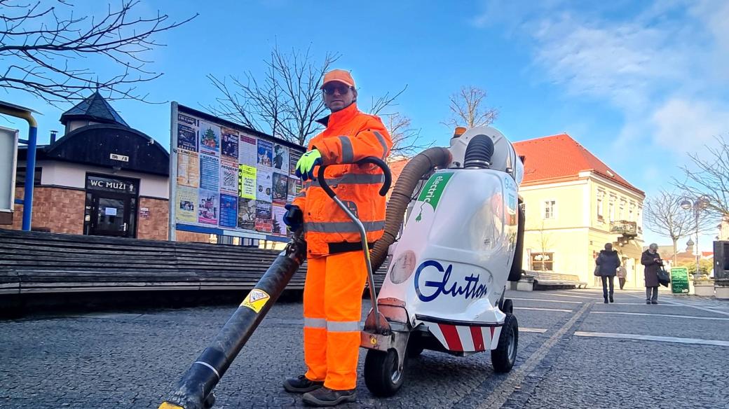 Roman Jabůrek uklízí ulice Jindřichova Hradce