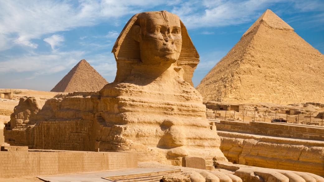 Nejznámější sfinga na světě a pyramidy v egyptské Gíze