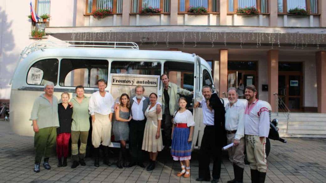 Tvůci z divadel ve Zvolenu a v Martine se během představení drží pozitivně laděné kabaretní formy. Nechybí ale ani temnější linka odkazující na životní osudy herců