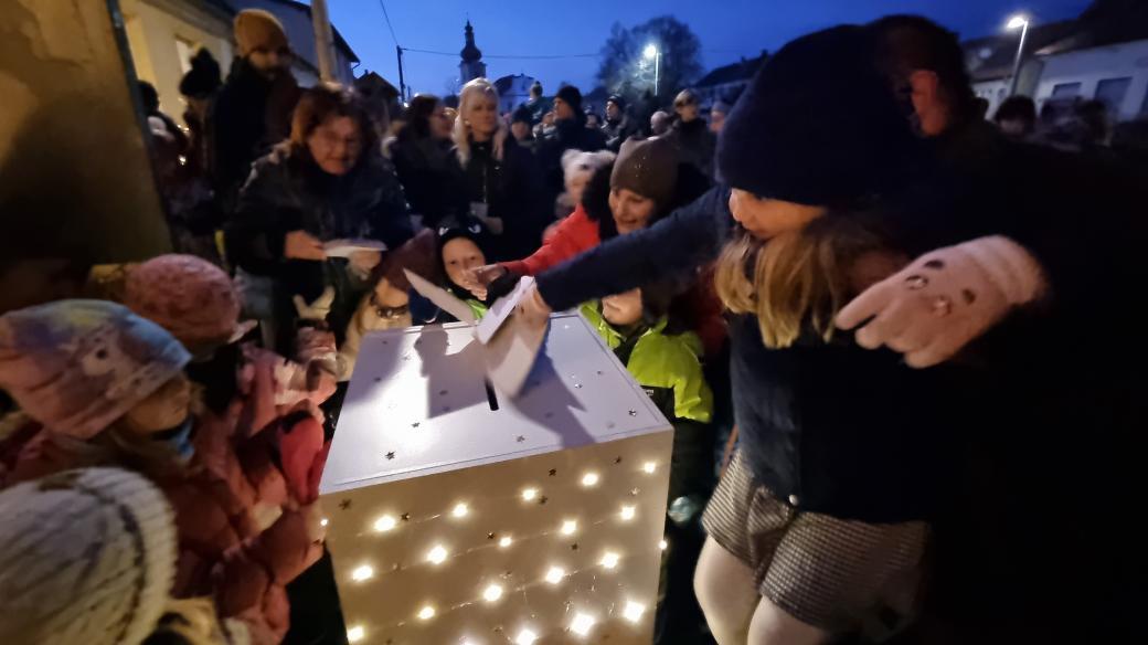 V Bobrové vhazují děti přání pro Ježíška do bývalé volební urny