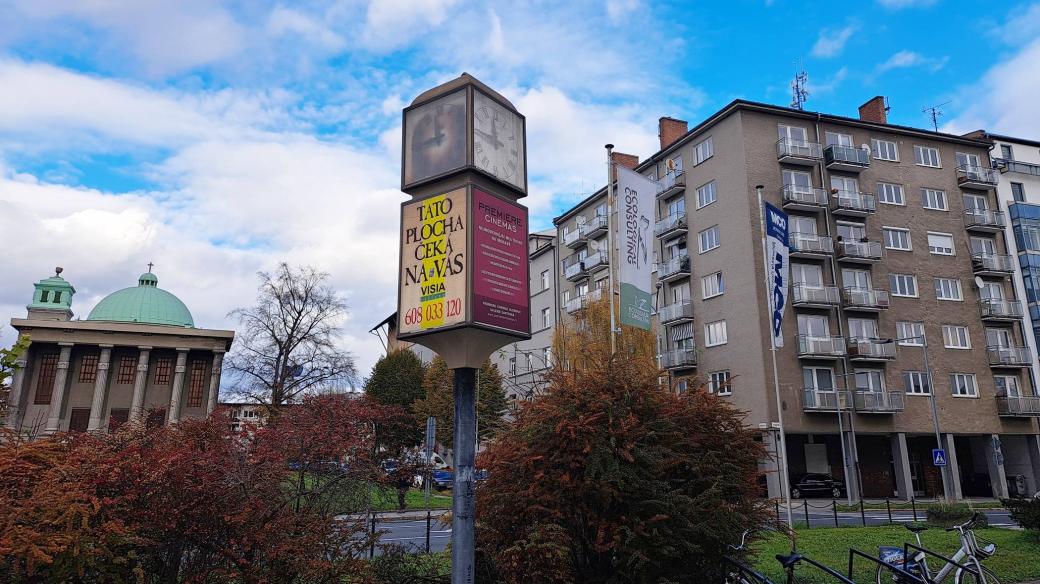 Otočné hodiny na křižovatce ulic Legionářská a Studentská v Olomouci