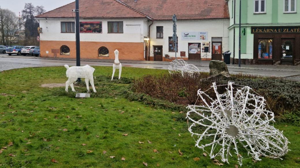 Poškozená světelná výzdoba v Ledči nad Sázavou