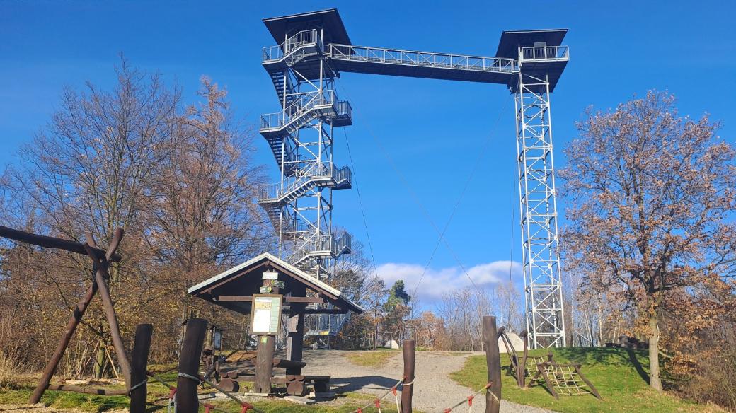 Rozhledna Hraniční vrch se tyčí nad Městem Albrechtice na Osoblažsku