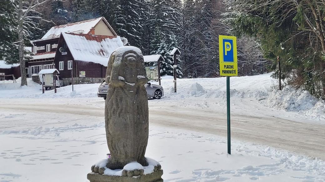 V horském sedle Skřítek nemůže chybět jeho socha. Jejím autorem je Jiří Jílek