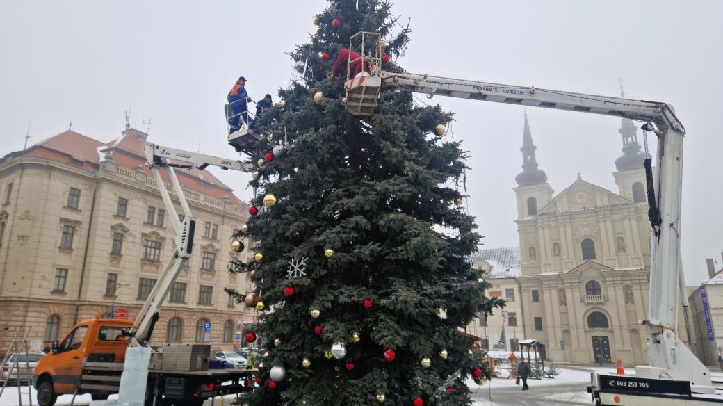 Služby města začaly v Jihlavě odstrojovat vánoční strom