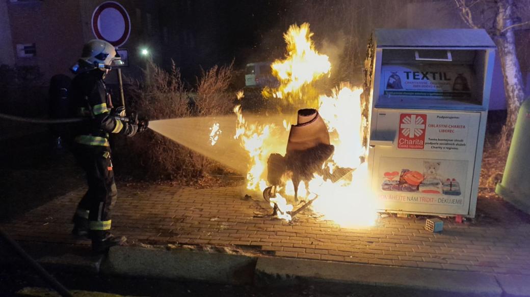 V Libereckém kraji řešili hasiči během silvestrovské noci hlavně menší požáry kontejnerů a pyrotechniky.jpg