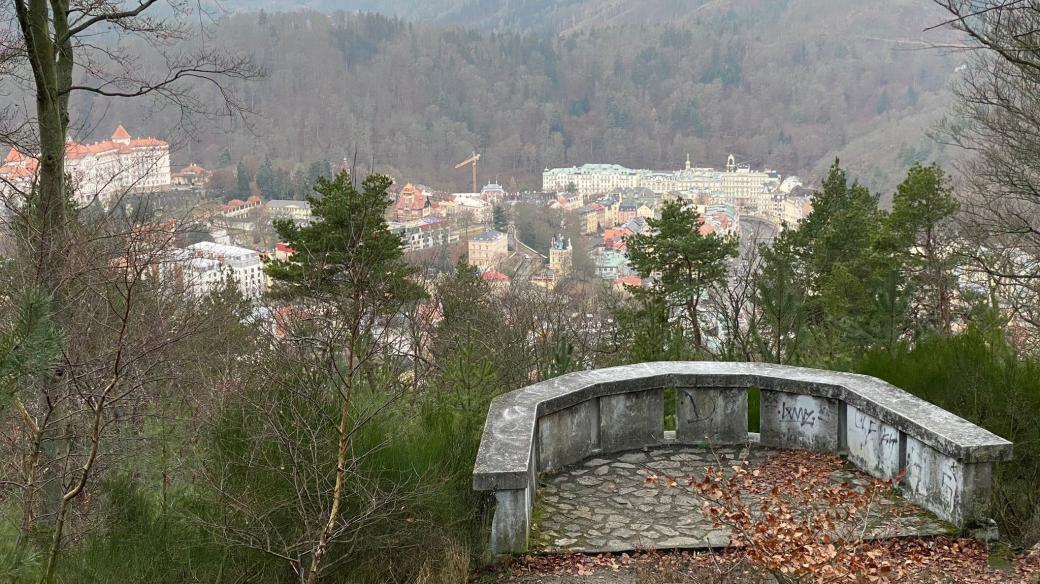 Z Ottovy vyhlídky je krásný pohled na lázeňské centrum Karlových Varů