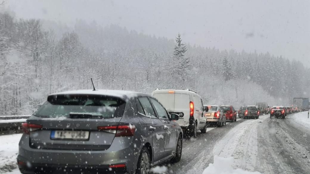 Sněžení komplikuje dopravu v Libereckém kraji - Paceřický kopec 6. prosince 2024