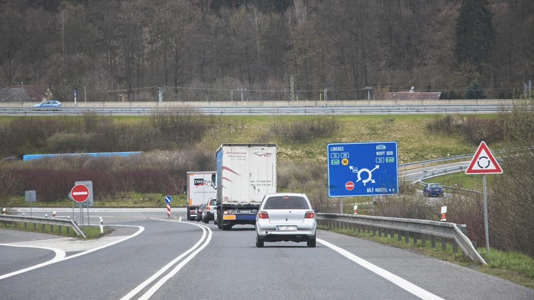 Příjezd k okružní křižovatce u Bílého Kostela nad Nisou od Hrádku nad Nisou