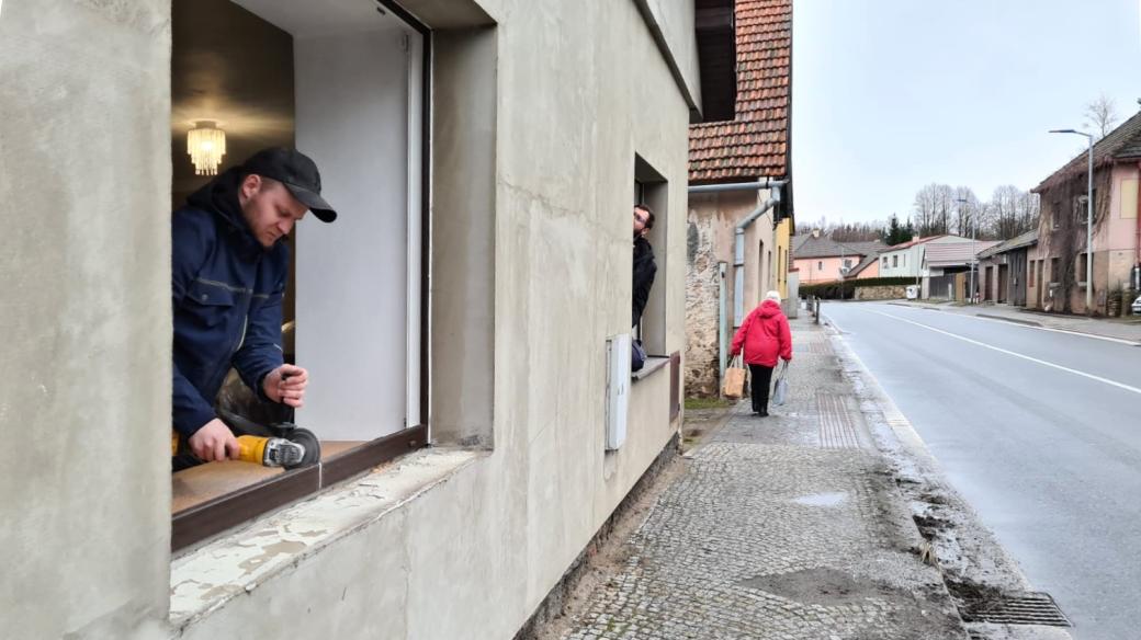 Výměna oken u domů kolem hlavního tahu ve Stonařově kvůli hluku z dopravy