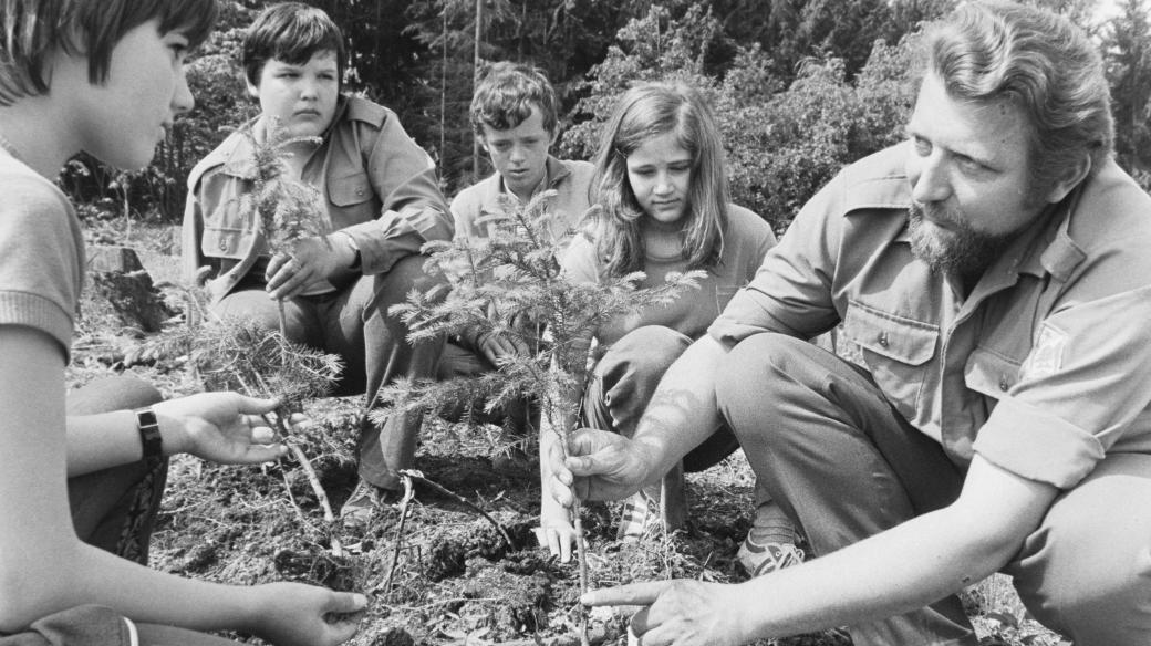 Člen městského štábu Brontosaurus a vedoucí polesí Přehrada Jiří Velen učí pionýry vysazovat sazenice (8. 6. 1976)