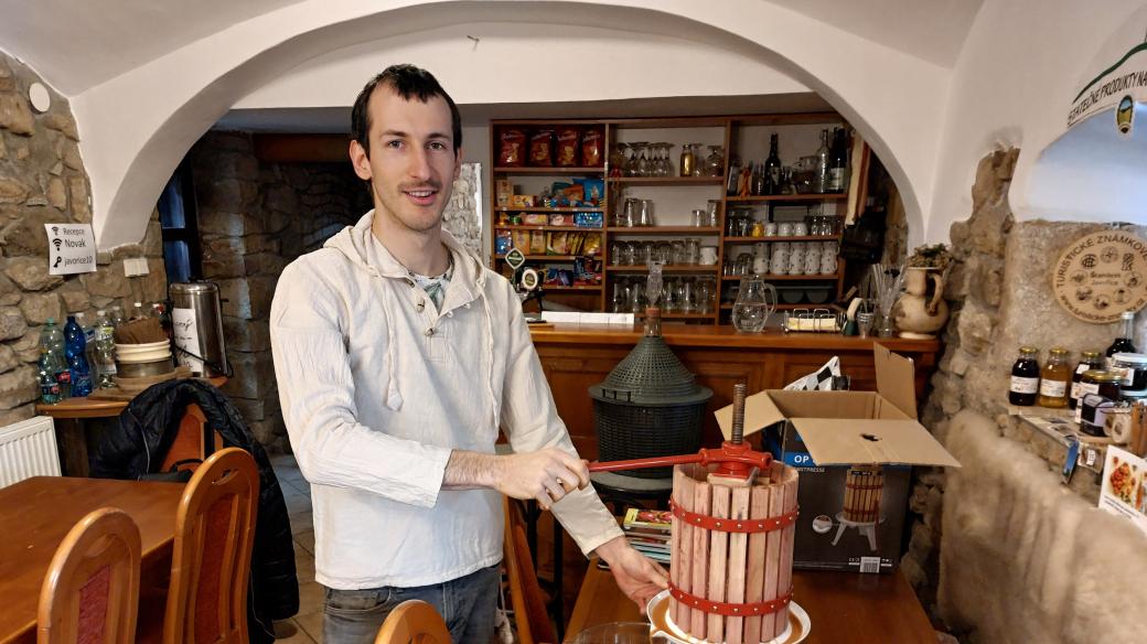 Filip Novák vyrábí cider ručně