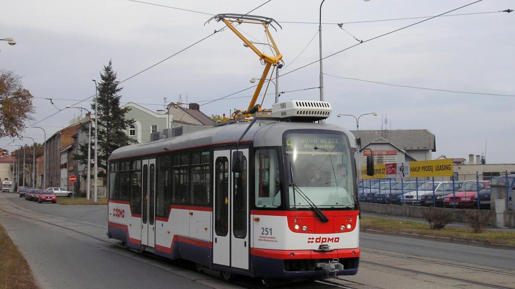 Tramvaj projíždějící v Hodolanech, místní části Olomouce