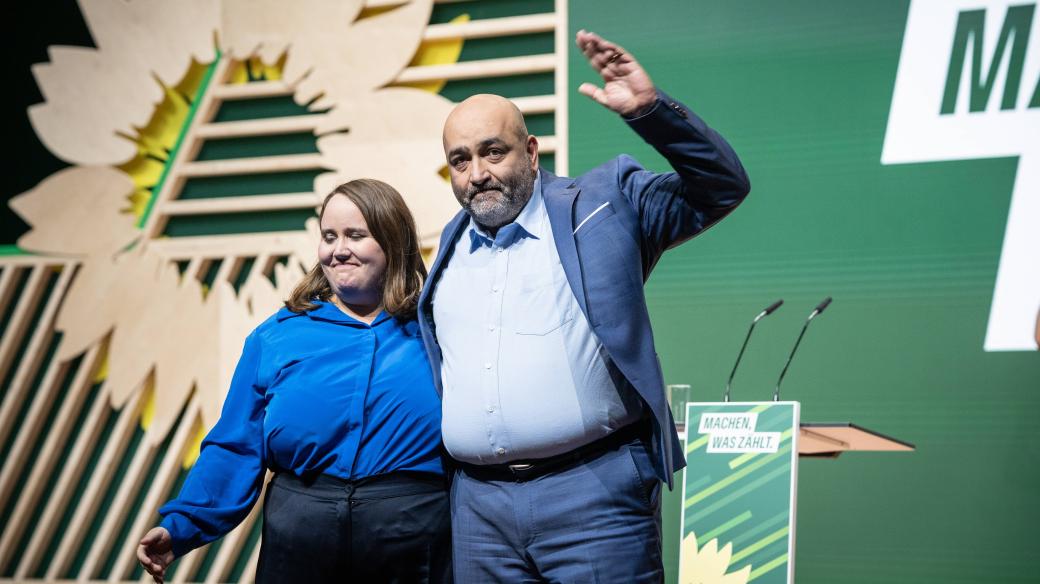 Znovuzvolení předsedové německých Zelených: Ricarda Langová a Omid Nouripour