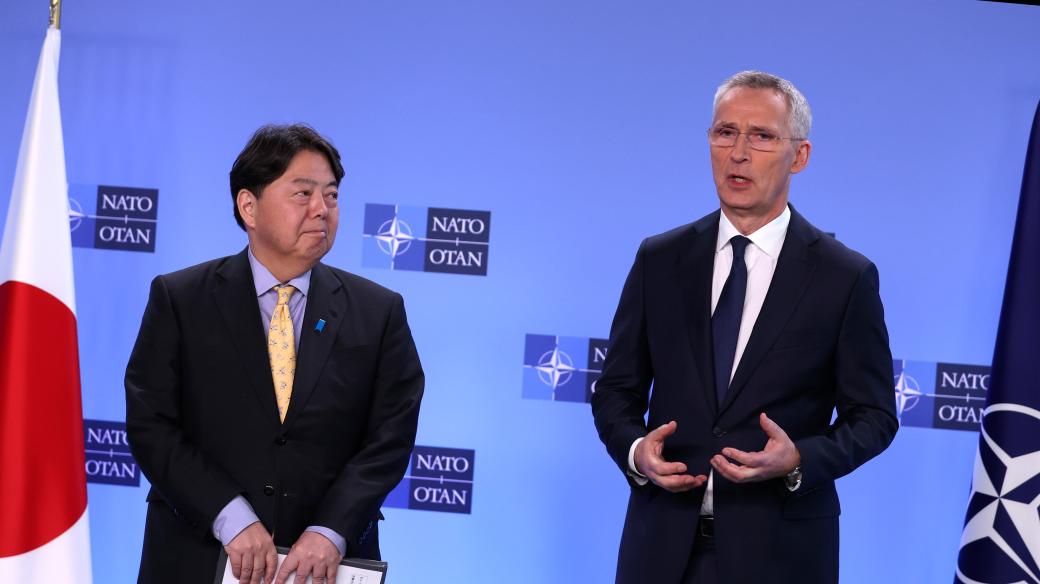 Generální tajemník NATO Jens Stoltenberg (vpravo) a japonský ministr zahraničí Jošimasa Hajaši v Bruselu