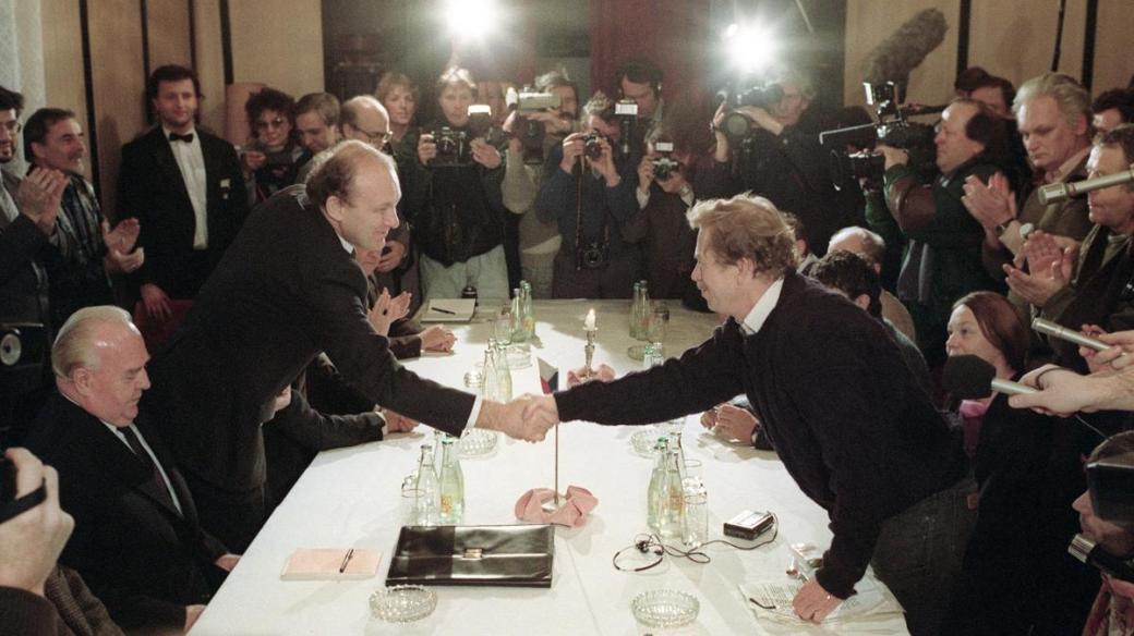 Václav Havel a Marián Čalfa, setkání delegace ÚV NF ČSSR a vlády ČSSR vedené předsedou vlády Ladislavem Adamcem (vlevo) s představiteli Občanského fóra, 26. listopadu 1989