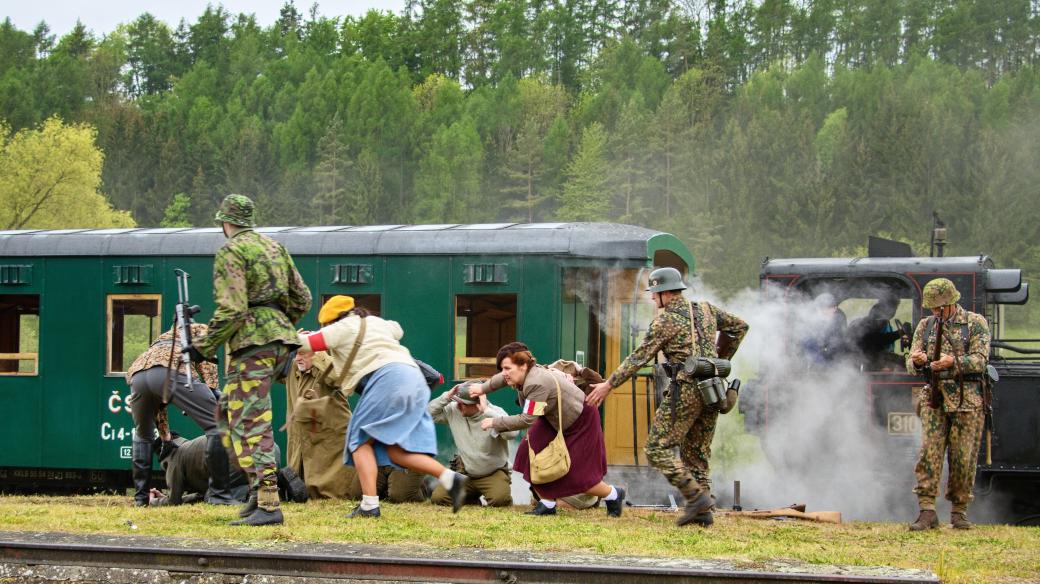 Vojensko-historická ukázka na železniční stanici situovaná do Francie po vylodění spojenců v Normandii