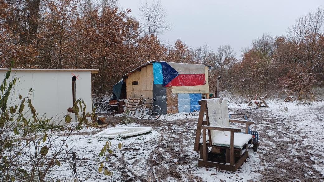 Přístřešek lidí bez domova v osadě v Pardubicích