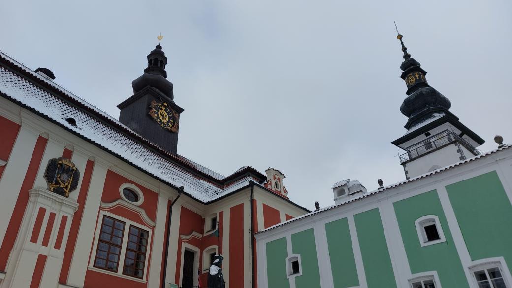 Pelhřimovský orloj na zámecké věži hlídají Herkules a Saturn