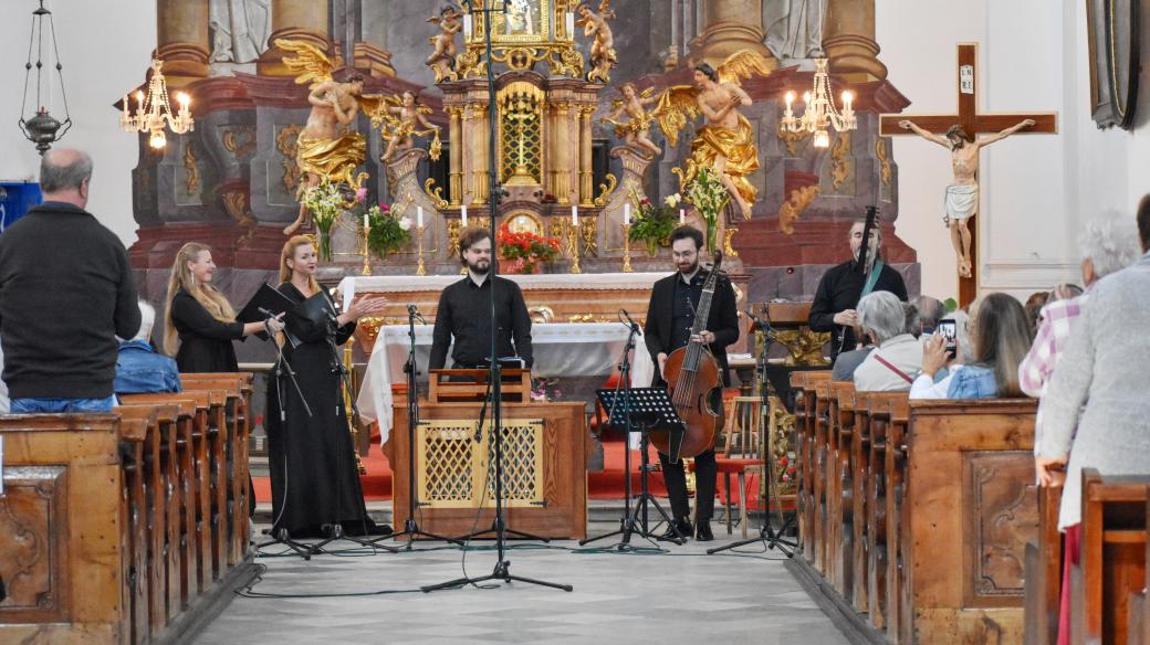 Trio Drei Engel, Markéta Klaudová (soprán), Pavla Radostová (soprán), Lucie Karafiátová (alt) a Jiří Havrlant (varhanní pozitiv). Spoluúčinkuje Jan Krejča (theorba) a Michal Raitmajer (viola da gamba)