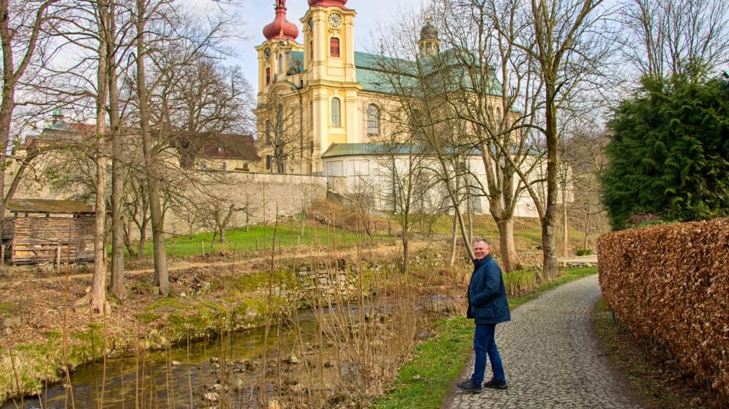 Marek Řeháček mířící k chrámu Navštívení Panny Marie v Hejnicích