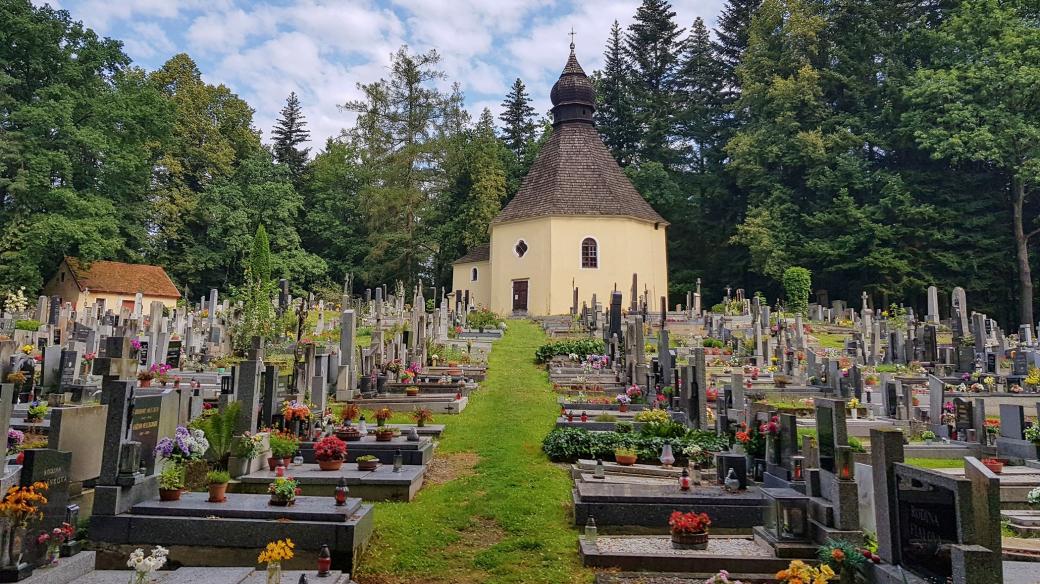 Lesní hřbitov Bradlo u Kamenice nad Lipou patří údajně k nejkrásnějším ve střední Evropě