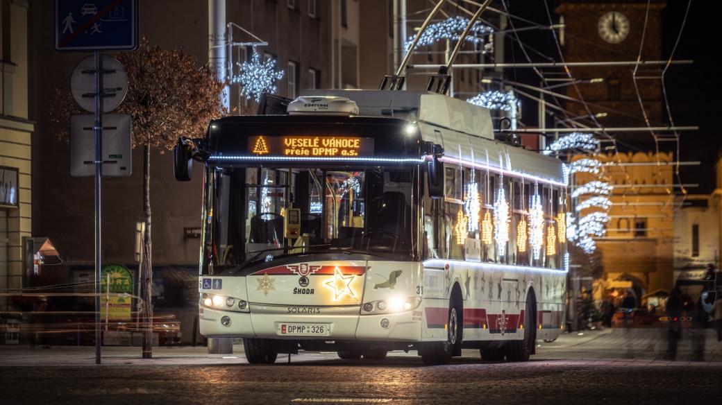 Vánoční trolejbus v ulicích Pardubic