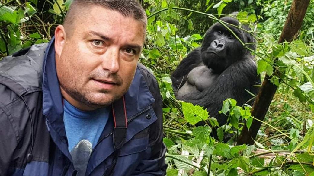 Marek Ždánský u goril v Kongu