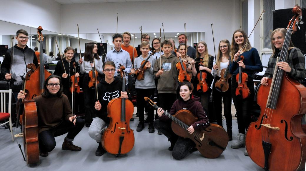 Smyčcový orchestr hradecké ZUŠ na Střezině Smiling String Orchestra