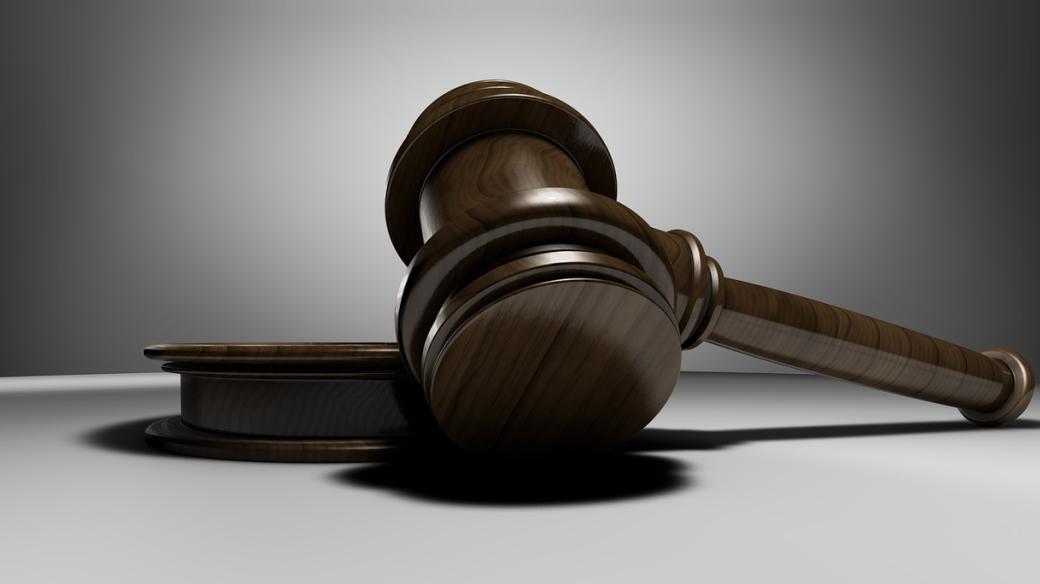 Soud, soudce, spravedlnost, kladivo, aukce (ilustrační foto)