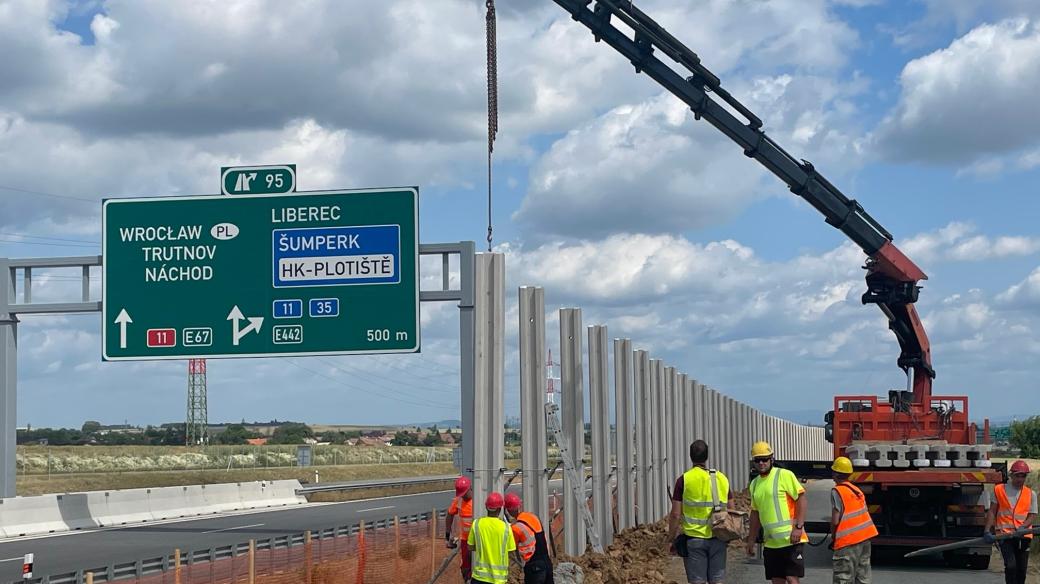 Ředitelství silnic a dálnic zahájilo stavbu protihlukových stěn na dálnici D11