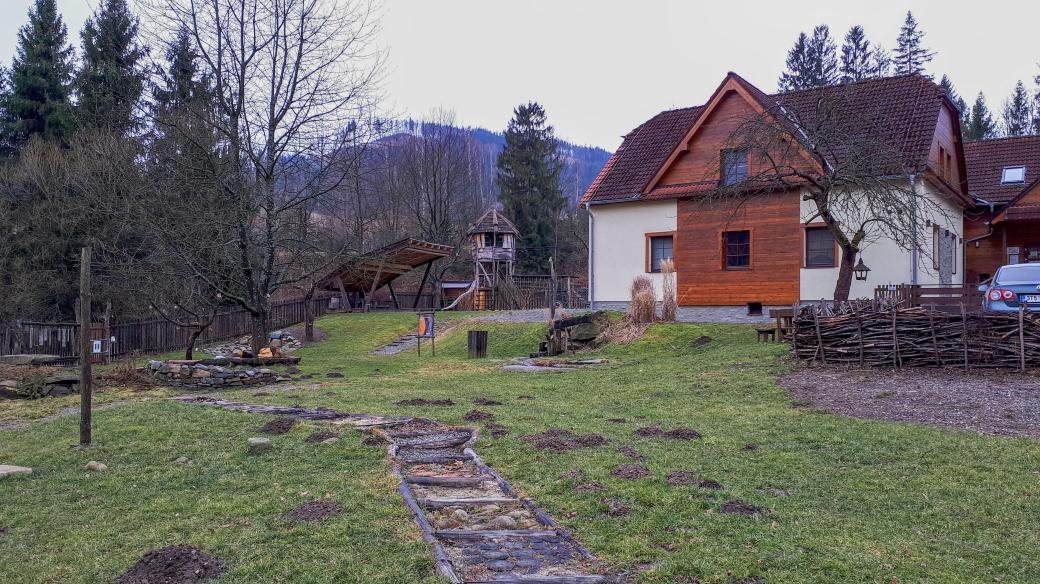 Zahrada láká zejména přes letní sezónu na další hravé prvky, třeba bosý chodníček