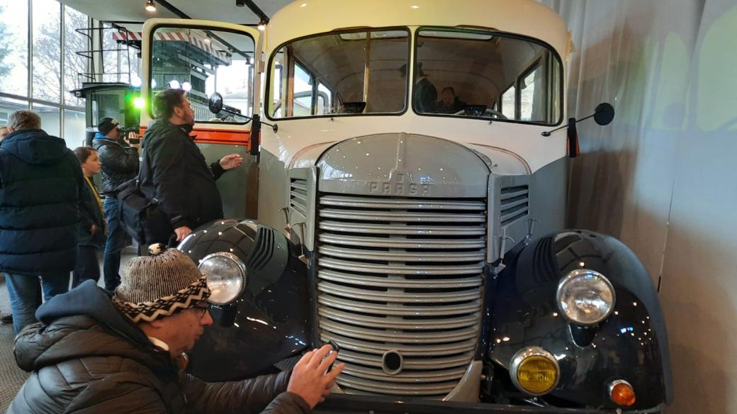 Spolek Boveraclub představil historický autobus Praga RND vyrobený v roce 1947