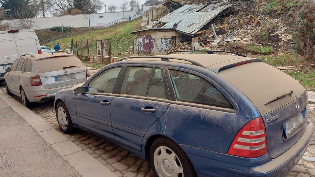 Auta zaparkovaná v ulici Košická po sesuvu svahu z ulice Na Královce