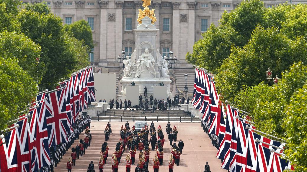 Smuteční průvod kráčel pohřebním tempem 75 kroků za minutu, rakev byla zakryta královskou standartou Velké Británie, na které spočívala britská imperiální koruna. Tu měla Alžběta II. na hlavě při své korunovaci v roce 1953.